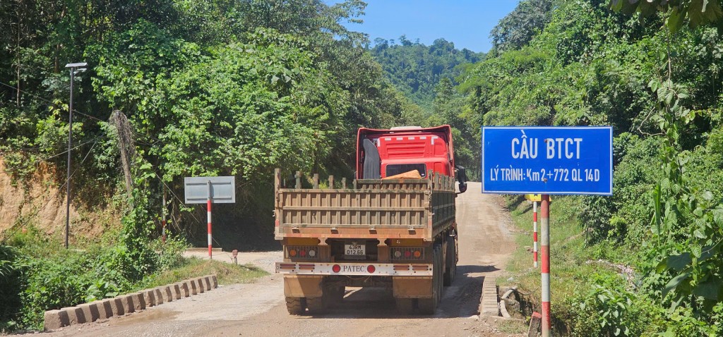Khiếp đảm xe vận chuyển quặng băm nát Quốc lộ 14D lên vùng biên