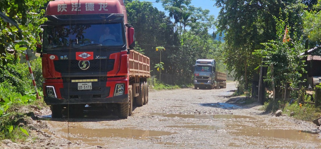 Khiếp đảm cảnh xe chở quặng băm nát Quốc lộ 14D lên vùng biên