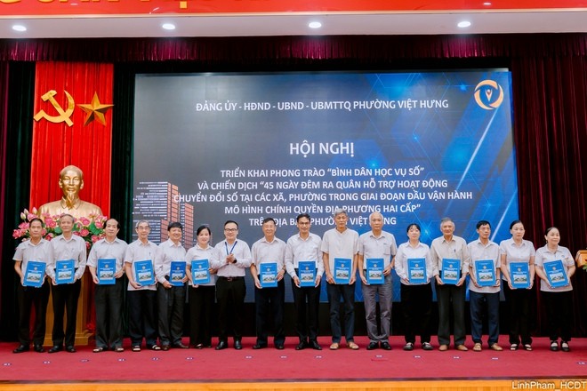 Phường Việt Hưng triển khai Chiến dịch “45 ngày đêm ra quân hỗ trợ hoạt động chuyển đổi số”