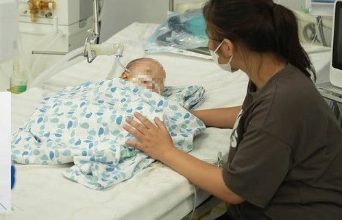 Uống phải tinh dầu đuổi muỗi, bé trai suy hô hấp nguy kịch