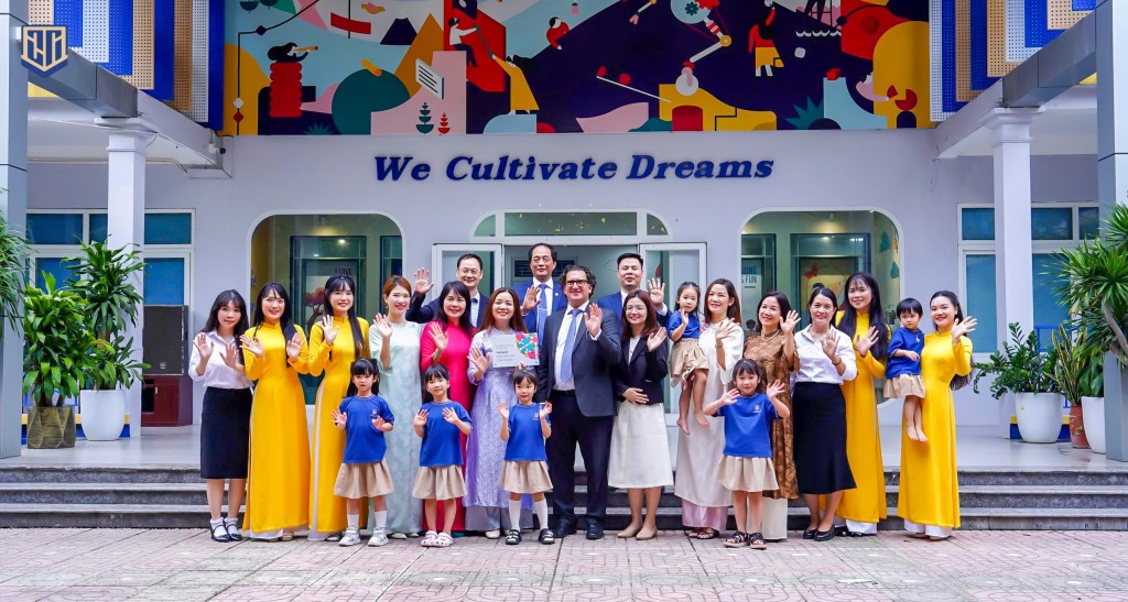 Ông Matthew Davidson, Giám đốc Chương trình Học thuật của OUP tham quan trường Mầm non Lý Thái Tổ