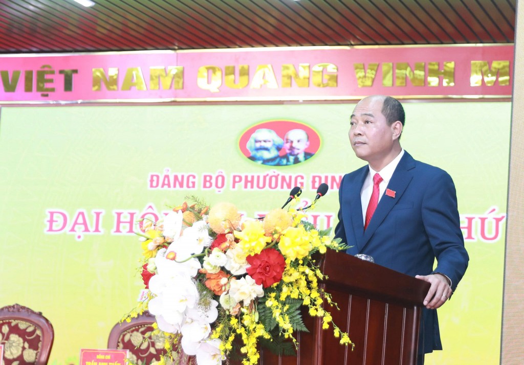 Đồng chí Nguyễn Tuấn Anh, Chủ tịch UBND phường Định Công phát biểu tại Đại hội