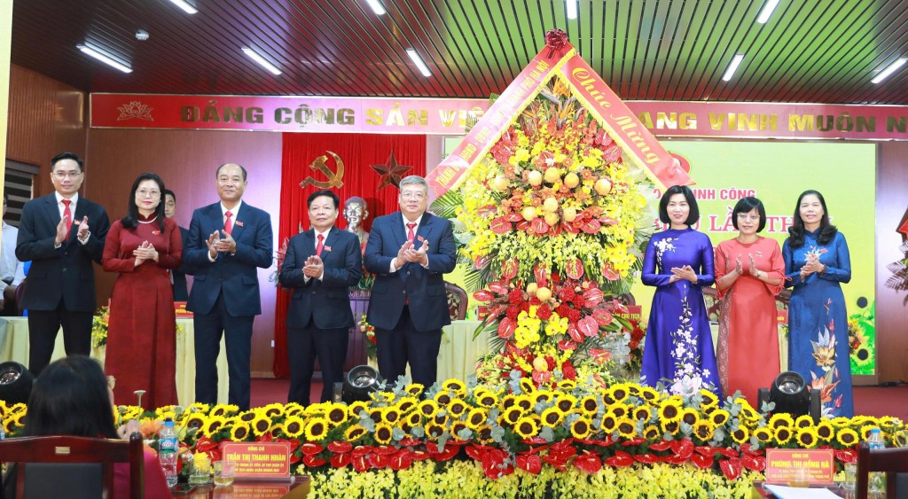 Đồng chí tặng hoa chúc mừng đại hội
