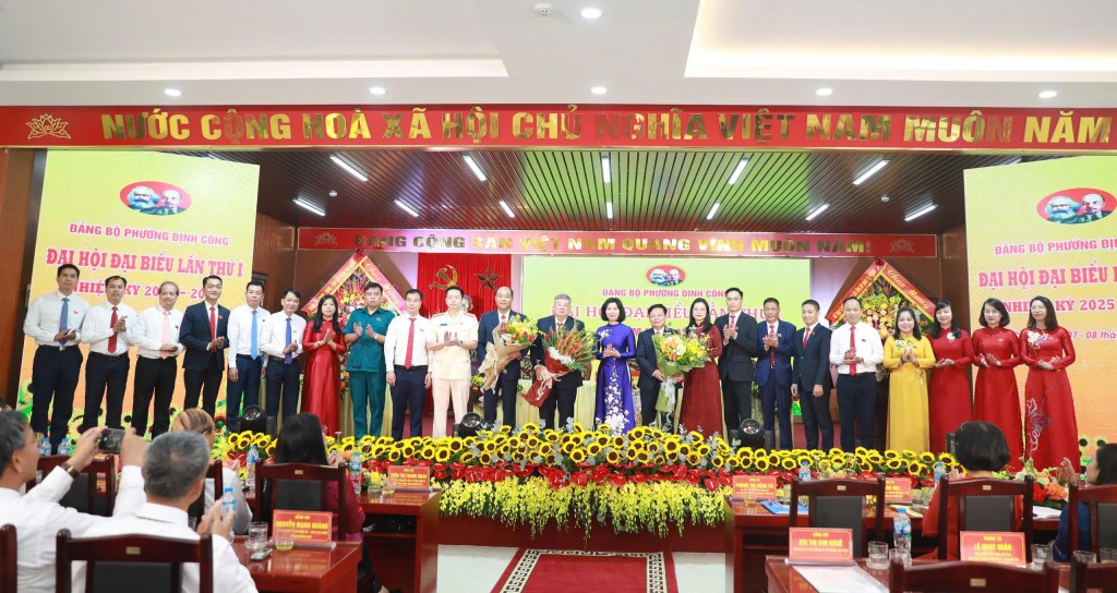 Lãnh đạo TP tặng hoa chúc mừng Ban Chấp hành Đảng bộ phường Định Công khoá I, nhiệm kỳ 2025 - 2030