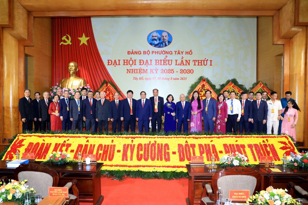 Thủ tướng cùng các đại biểu dự Đại hội đại biểu Đảng bộ phường Tây Hồ lần thứ I, nhiệm kỳ 2025-2030