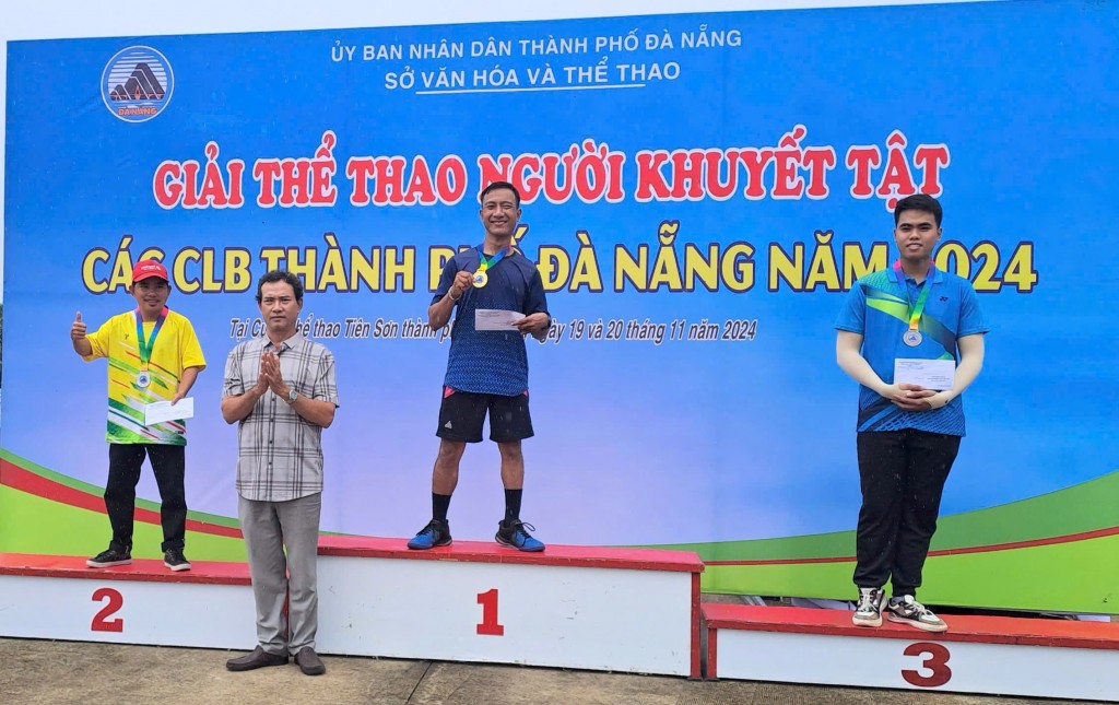 Không chỉ học giỏi, Trung còn là vận động viên khuyết tật giành nhiều huy chương vàng.