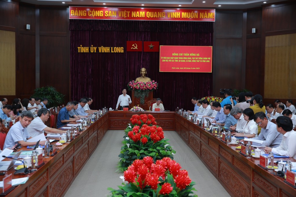 Phó Thủ tướng lưu ý, trong quá trình triển khai chính quyền 2 cấp, cần đặc biệt quan tâm đến những địa bàn đặc thù như vùng núi, vùng sâu, vùng xa, hải đảo - Ảnh: VGP/Minh Khôi Phó Thủ tướng lưu ý, trong quá trình triển khai chính quyền 2 cấp, cần đặc biệt quan tâm đến những địa bàn đặc thù như vùng núi, vùng sâu, vùng xa, hải đảo - Ảnh: VGP/Minh Khôi