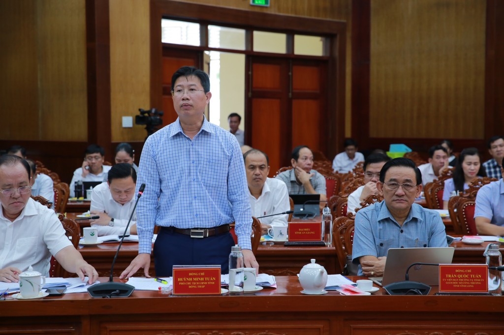 Phó Chủ tịch UBND tỉnh Đồng Tháp Huỳnh Minh Tuấn cho biết địa phương đã triển khai các lớp tập huấn ngắn hạn để cập nhật kiến thức và kỹ năng cần thiết cho đội ngũ cán bộ cấp xã - Ảnh: VGP/Minh Khôi Phó Chủ tịch UBND tỉnh Đồng Tháp Huỳnh Minh Tuấn cho biết địa phương đã triển khai các lớp tập huấn ngắn hạn để cập nhật kiến thức và kỹ năng cần thiết cho đội ngũ cán bộ cấp xã - Ảnh: VGP/Minh Khôi