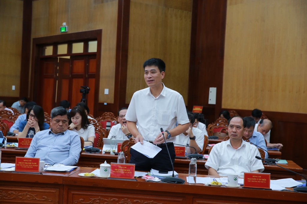 Thứ trưởng Bộ Xây dựng Phạm Minh Hà báo cáo tại cuộc làm việc - Ảnh: VGP/Minh Khôi Thứ trưởng Bộ Xây dựng Phạm Minh Hà báo cáo tại cuộc làm việc - Ảnh: VGP/Minh Khôi