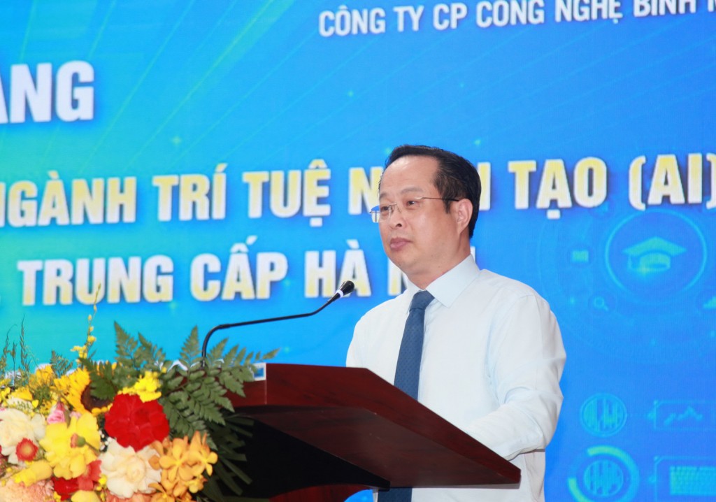 Giám đốc Sở GD&ĐT Hà Nội Trần Thế Cương phát biểu tại lễ bế giảng.