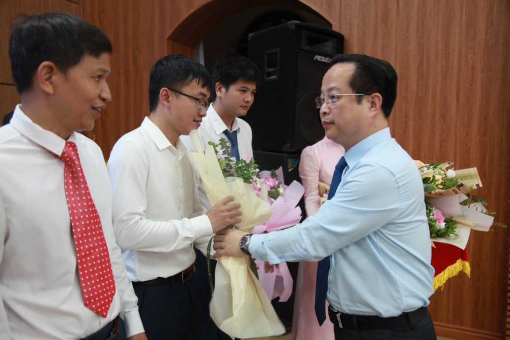 Giám đốc Sở GD&ĐT Hà Nội Trần Thế Cương tặng hoa chúc mừng các học viên.