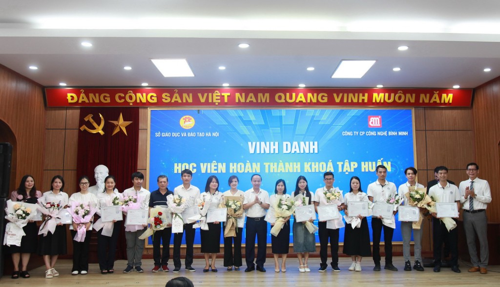 Lãnh đạo Sở GD&ĐT Hà Nội và Công ty CP Công nghệ Bình Minh tặng hoa chúc mừng các học viên.
