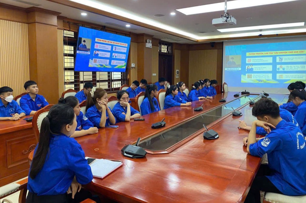 Các bạn trẻ theo dõi qua hình thức trực tuyến 