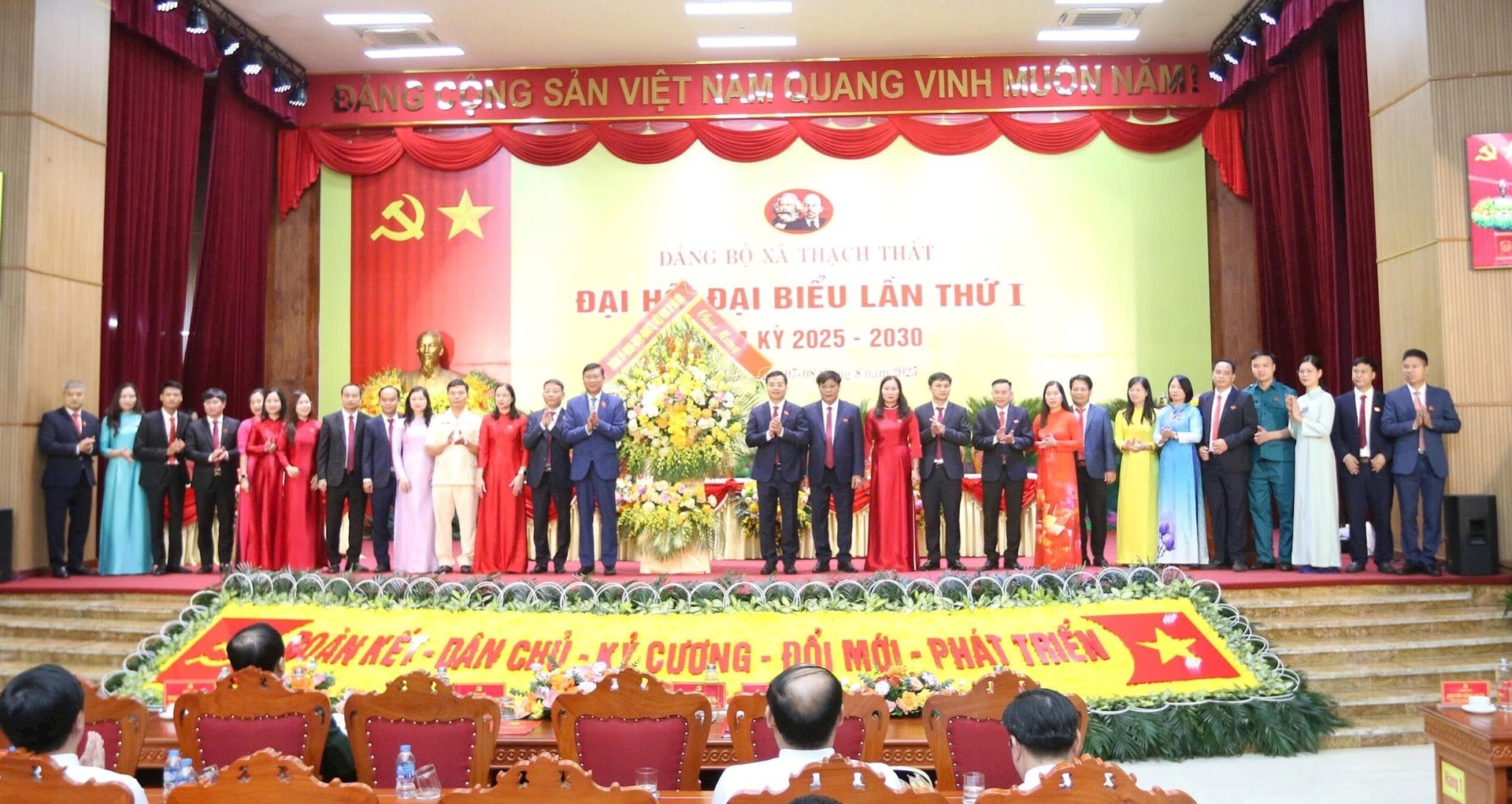 Ủy viên Ban Thường vụ Thành ủy, Trưởng ban Nội chính Thành ủy Đỗ Anh Tuấn tặng hoa chúc mừng Ban Chấp hành Đảng bộ xã Thạch Thất. Ảnh: Hương Giang