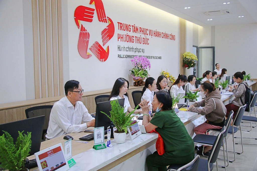 Người dân đến Trung tâm Phục vụ hành chính công phường Thủ Đức giải quyết các TTHC (Ảnh: Nhật Trường)