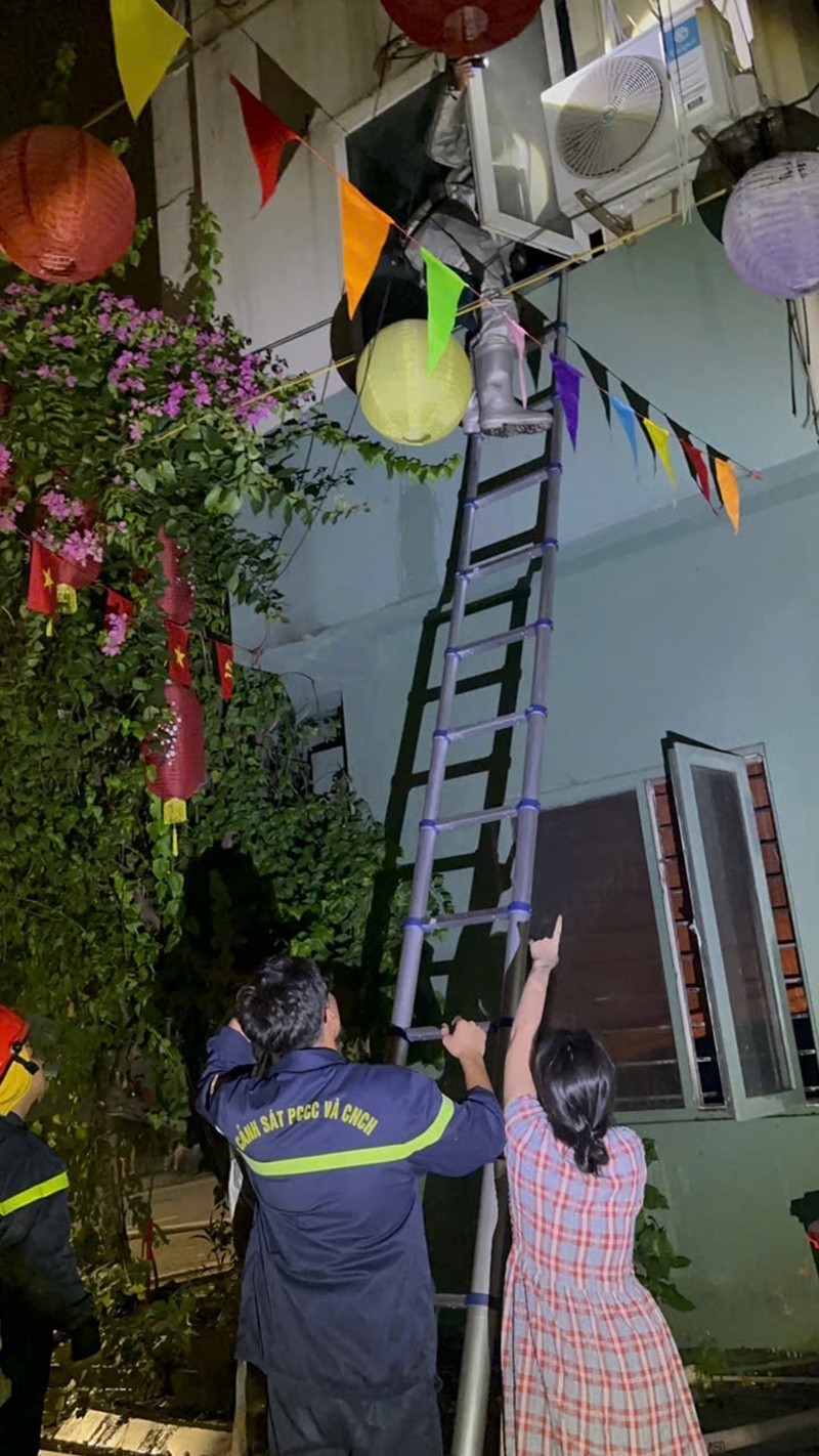 Lực lượng chức năng hỗ trợ đưa người bị nạn qua thang bộ tại tầng 2 xuống vị trí an toàn