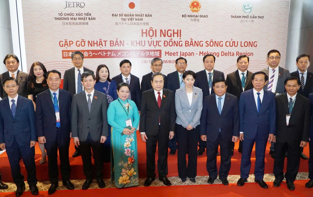 Chủ tịch Quốc hội Trần Thanh Mẫn chụp ảnh cùng các đại biểu dự hội nghị