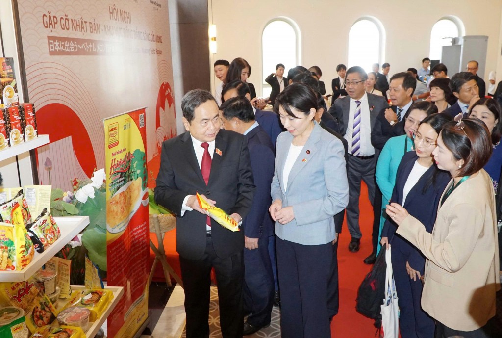 Chủ tịch Quốc hội Trần Thanh Mẫn giới thiệu về giống lúa của Việt Nam