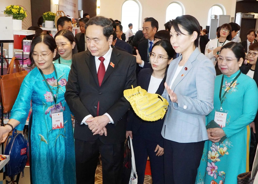 Chủ tịch Quốc hội Trần Thanh Mẫn và bà Obuchi Yuko, Hạ nghị sĩ, Chủ tịch Liên minh Nghị sĩ hữu nghị Nhật Bản - Việt Nam tham quan gian trưng bày sản phẩm tại hội nghị