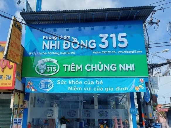 Phòng khám Nhi Đồng 315, (thuộc Công ty Cổ phần Y tế Chấn Văn, địa chỉ: Số 92, ấp 7, xã Xuân Thới Thượng, huyện Hóc Môn) từng bị Thanh tra Sở Y tế TP Hồ Chí Minh xử phạt số tiền 8 triệu đồng do người hành nghề đăng ký hành nghề cùng một thời gian tại nhiều cơ sở khám, chữa bệnh khác nhau