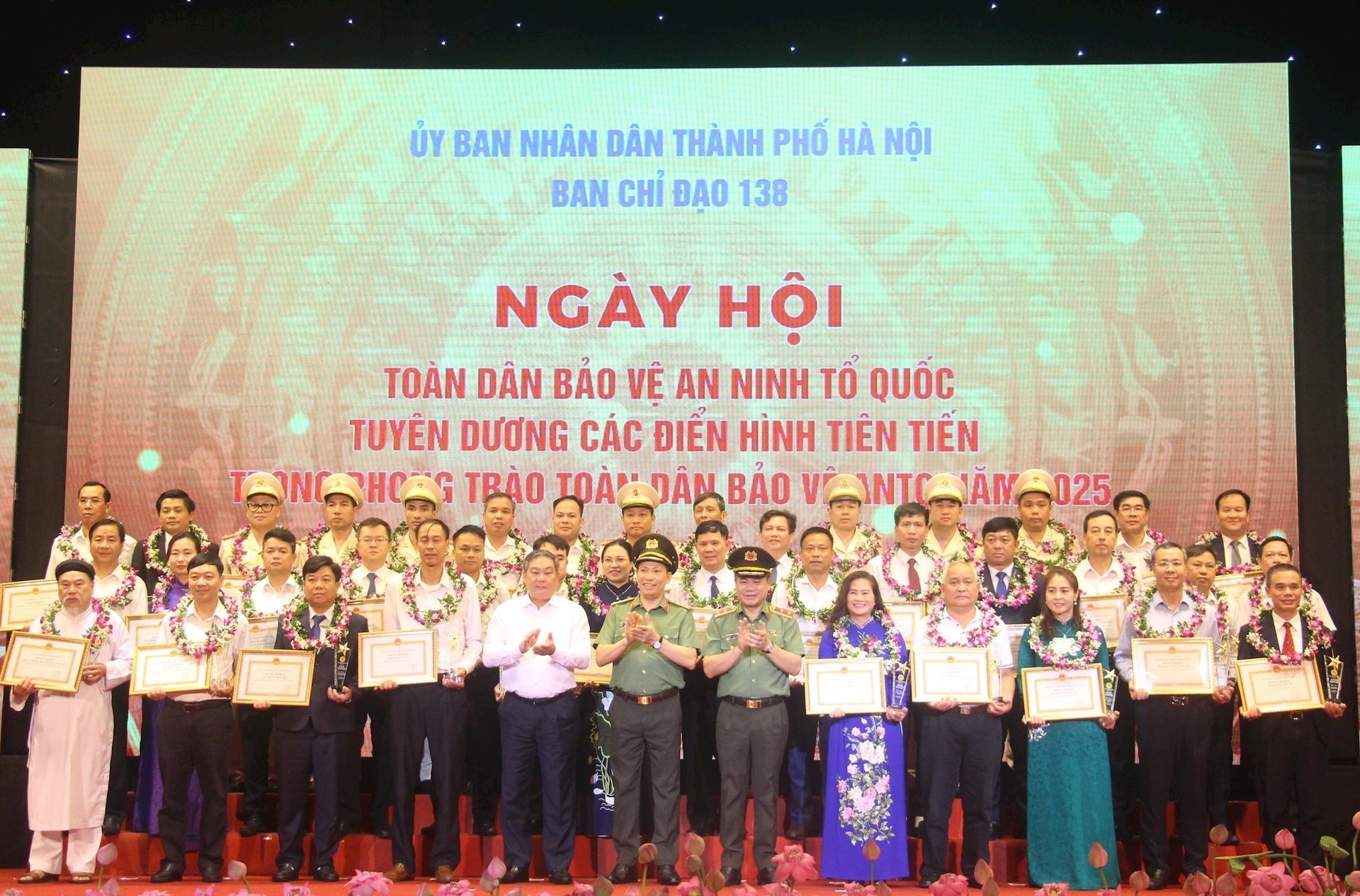 Lãnh đạo Bộ Công an và TP Hà Nội tuyên dương 39 tập thể, cá nhân điển hình tiên tiến trong phong trào toàn dân bảo vệ an ninh Tổ quốc
