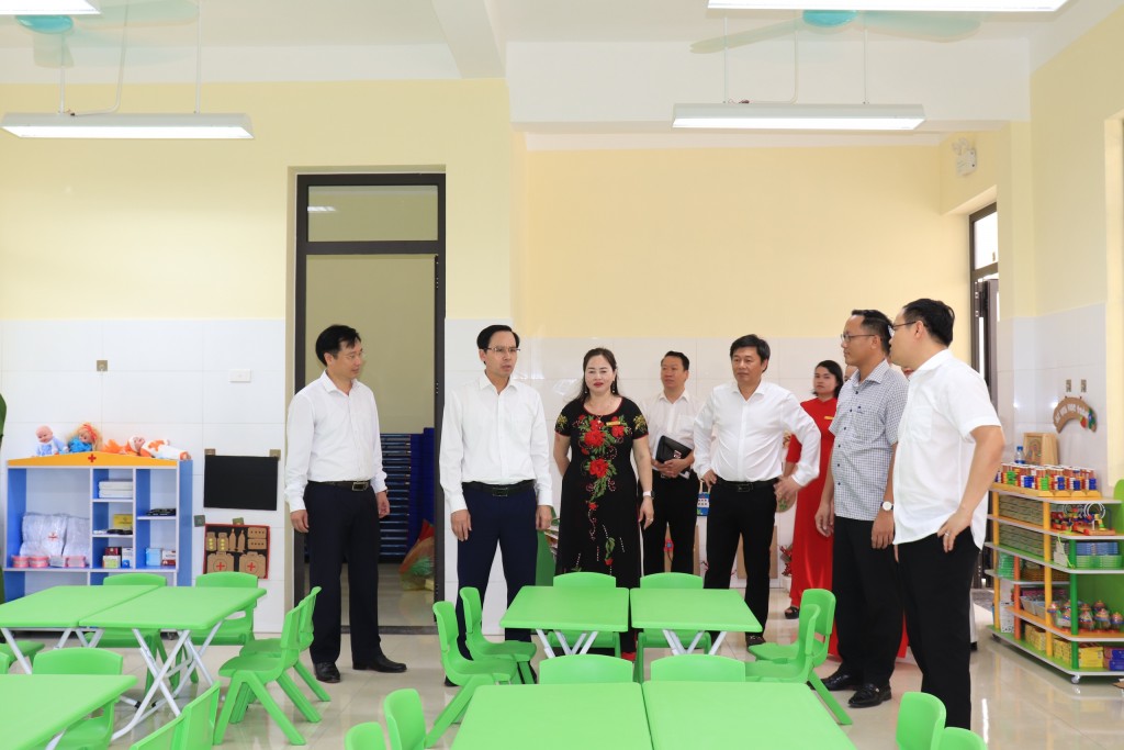 Các đồng chí lãnh đạo xã thăm quan các phòng học, phòng chức năng của Trường Mầm non trung tâm Đông Sơn