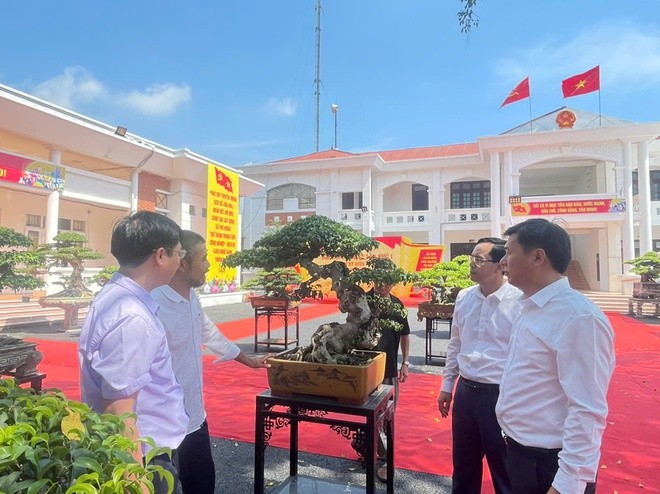 Các đồng chí lãnh đạo xã Phú Nghĩa thăm quan khu trưng bày sinh vật cảnh của Hội sinh vật cảnh Trường Yên trước thềm Đại hội đại biểu Đảng bộ xã lần thứ I