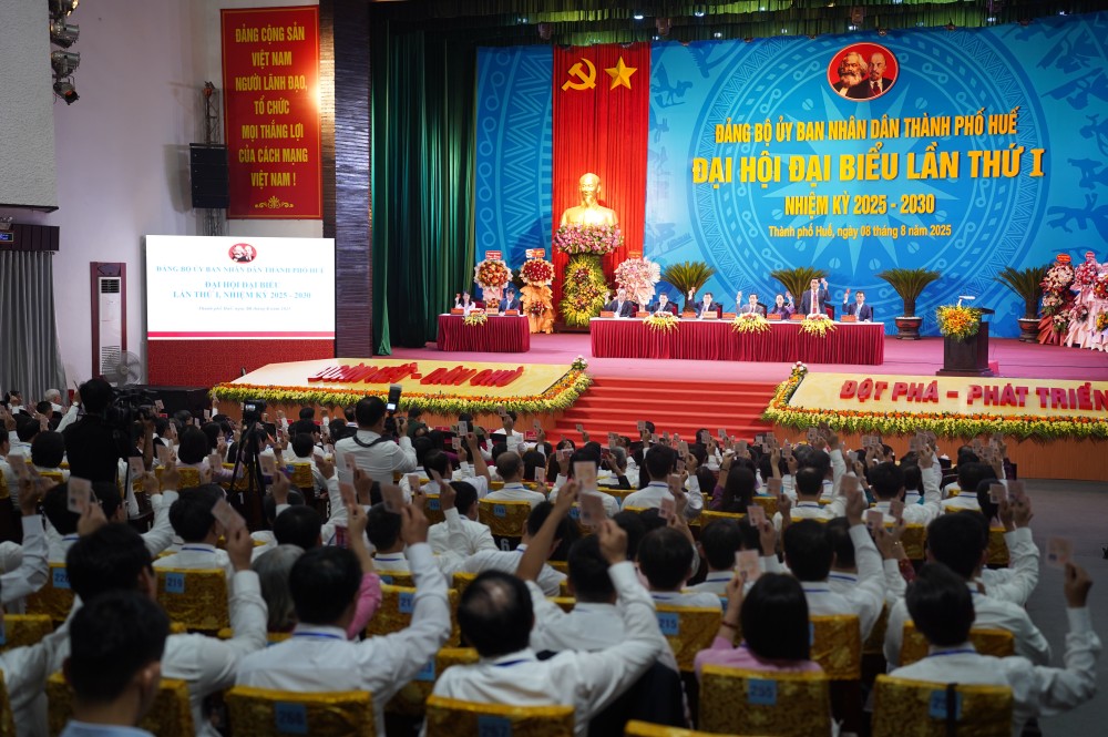 Đại biểu đã biểu quyết nhất trí thông qua Nghị quyết Đại hội Đảng bộ UBND thành phố Huế lần thứ I