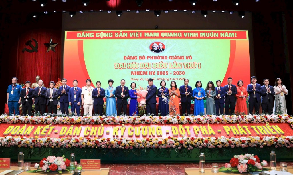 Đồng chí Phạm Thị Thanh Mai – Phó Chủ tịch HĐND Thành phố Hà Nội chúc mừng Đại hội thành công tốt đẹp và Ban Chấp hành Đảng bộ phường Giảng Võ lần thứ I, nhiệm kỳ 2025 - 2030