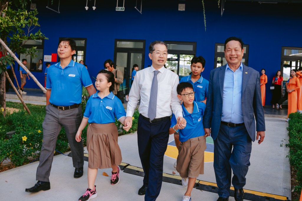 Bí thư thành ủy Đà Nẵng Nguyễn Văn Quảng, Chủ tịch Hội đồng quản trị Tập đoàn FPT Trương Gia Bình cùng thầy trò trường Hy Vọng tại lễ khánh thành cơ sở mới.