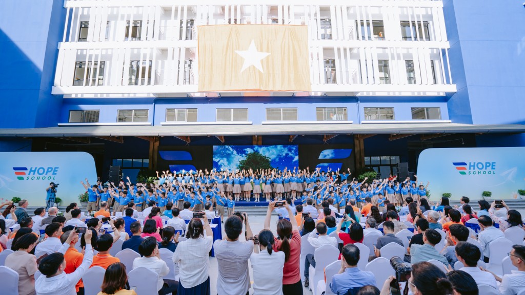 Trường Hy Vọng đã trở thành mái nhà chung, nơi các em học sinh mồ côi vì đại dịch Covid -19 có thể vượt qua nỗi đau, biến mất mát thành động lực để trưởng thành.