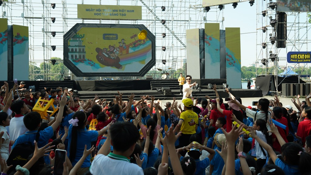 Các em thiếu nhi hào hứng tham gia tương tác tại chương trình 