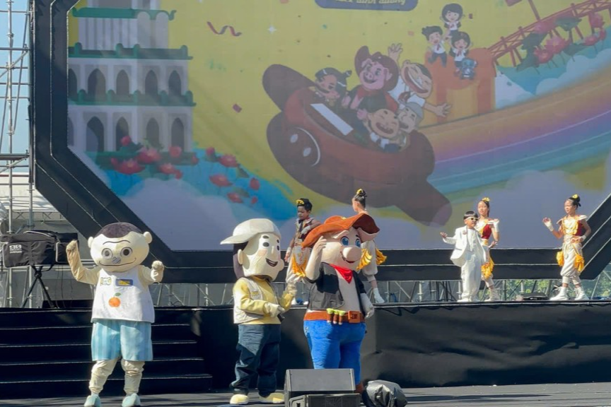 Các nghệ sĩ giao lưu cùng thiếu nhi 