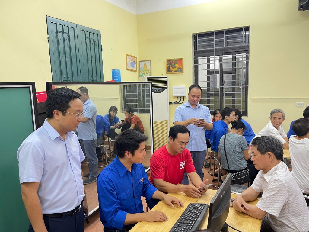 Thúc đẩy chuyển đổi số toàn diện, xây dựng chính quyền điện tử và xã hội số