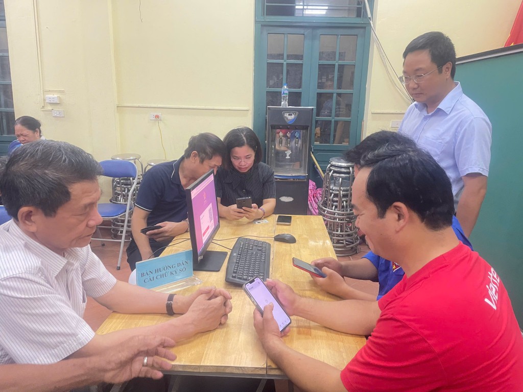 Thúc đẩy chuyển đổi số toàn diện, xây dựng chính quyền điện tử và xã hội số