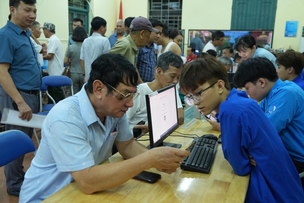 Thúc đẩy chuyển đổi số toàn diện, xây dựng chính quyền điện tử và xã hội số