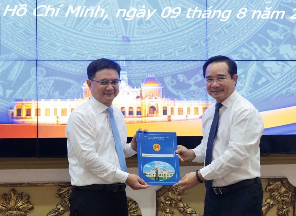 Chủ tịch UBND TP Hồ Chí Minh Nguyễn Văn Được trao quyết định phê chuẩn của Thủ tướng cho ông Nguyễn Mạnh Cường Chủ tịch UBND TP Hồ Chí Minh Nguyễn Văn Được trao quyết định phê chuẩn của Thủ tướng cho ông Nguyễn Mạnh Cường
