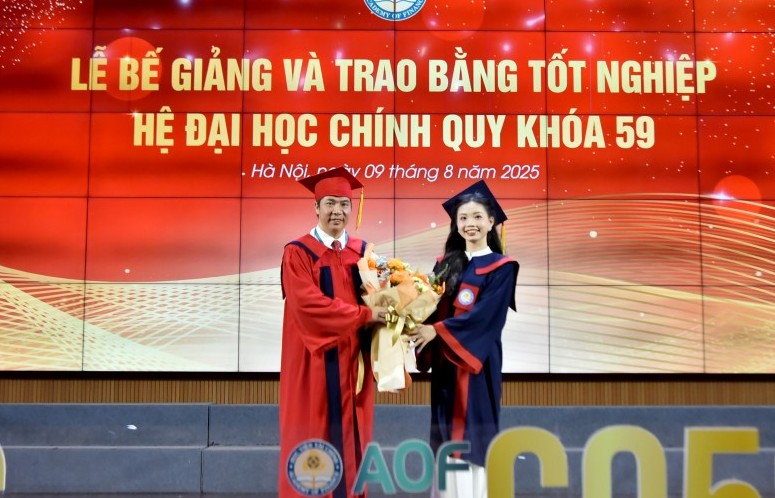 Tân cử nhân bước tiếp hành trình “Tài – Tâm – Chính”