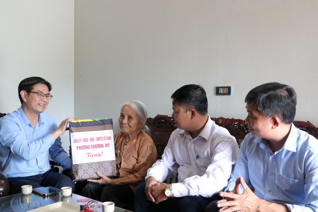 Đồng chí Nguyễn Văn Thắng, Thành uỷ viên, Bí thư, Chủ tịch HĐND phường Chương Mỹ thăm hỏi các gia đình chính sách trên địa bàn