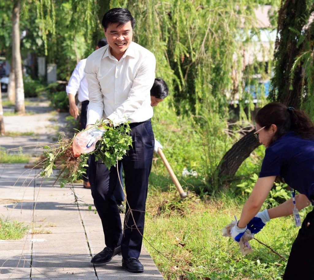 Lãnh đạo phường Chương Mỹ cùng Nhân dân dọn vệ sinh môi trường