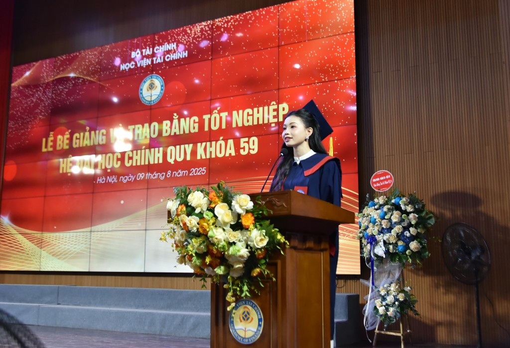 Dương Diệu Linh, tân cử nhân ngành Tài chính – Ngân hàng phát biểu