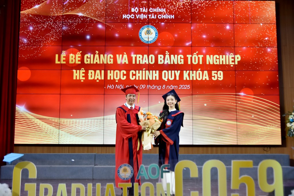Đại diện tân cử nhân tặng hoa tri ân thầy cô giáo