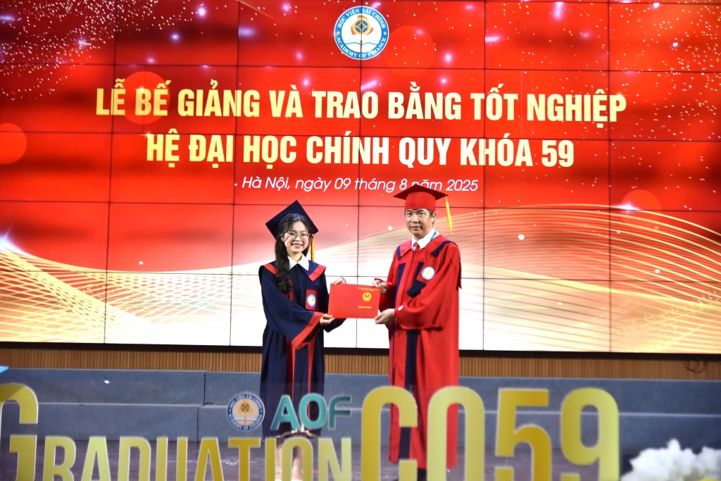 NGƯT. PGS. TS. Nguyễn Đào Tùng, Giám đốc Học viện Tài chính trao bằng tới tân cử nhân