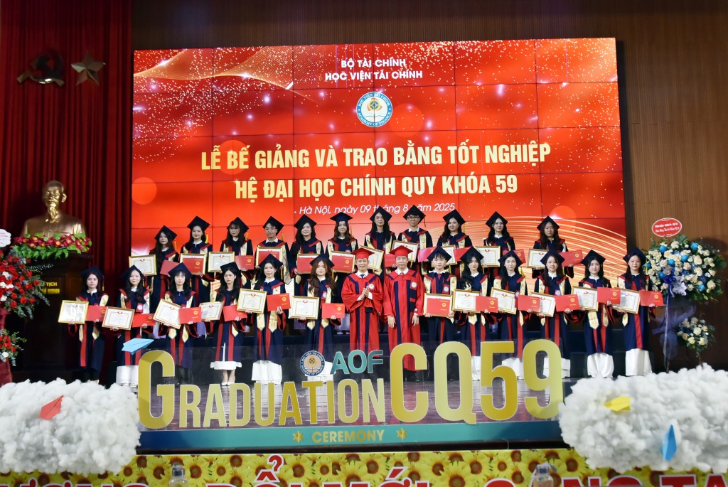 Tân cử nhân bước tiếp hành trình “Tài – Tâm – Chính”