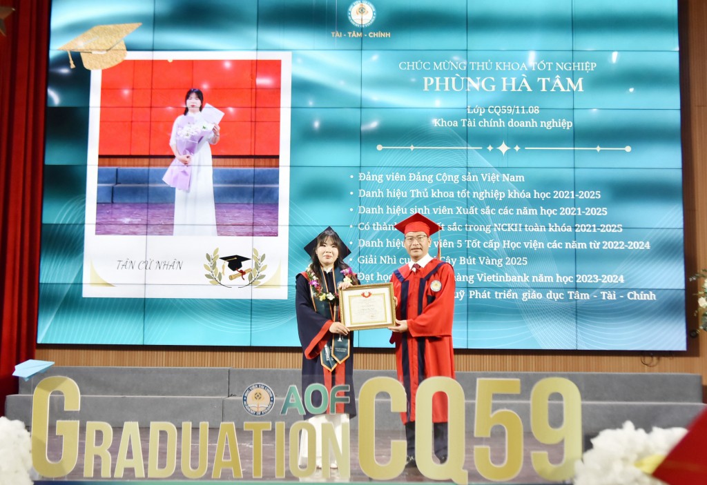 trao khen thưởng tới Thủ khoa