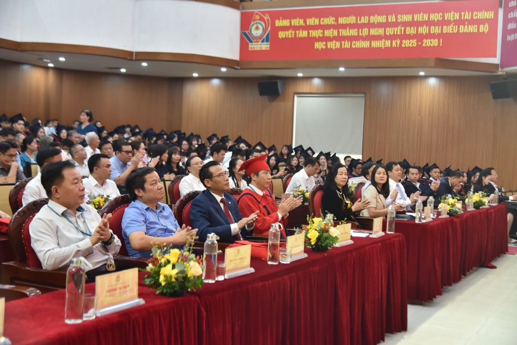 Các đại biểu khách mời, thầy cô giáo, người nhà và tân cử nhân tham dự buổi lễ