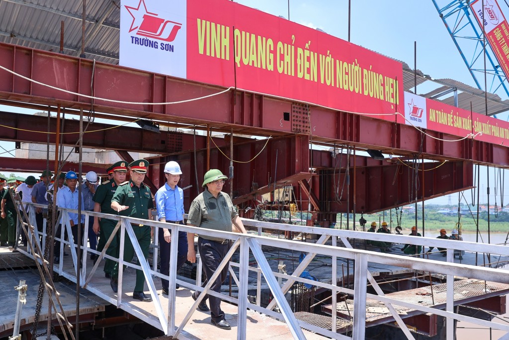 Thủ tướng Phạm Minh Chính kiểm tra thực địa dự án - Ảnh: VGP/Nhật Bắc
