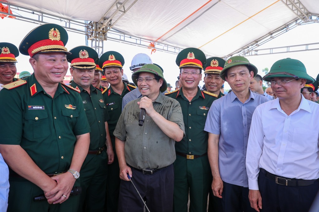 Thủ tướng trao đổi với các đơn vị liên quan khi kiểm tra tiến độ dự án cầu Phong Châu - Ảnh: VGP/Nhật Bắc