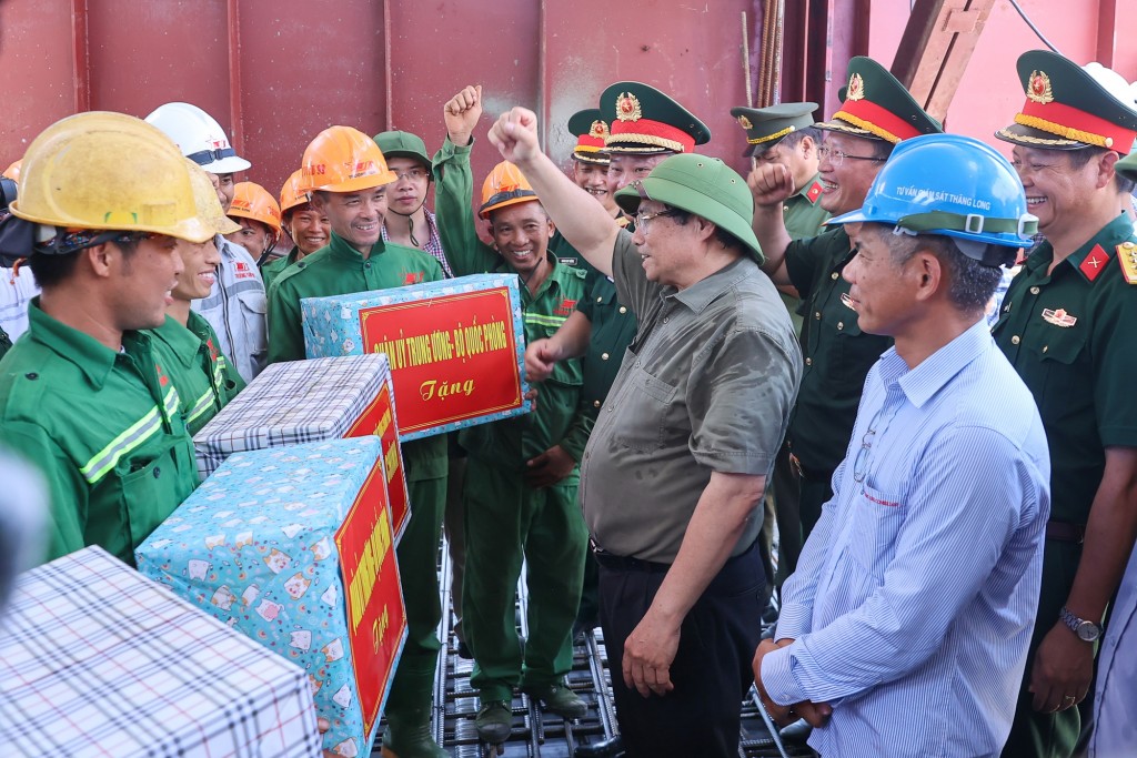 Thủ tướng Phạm Minh Chính tặng quà, động viên đội ngũ cán bộ, kỹ sư, công nhân đang thi công cầu Phong Châu mới trên địa bàn tỉnh Phú Thọ - Ảnh: VGP/Nhật Bắc