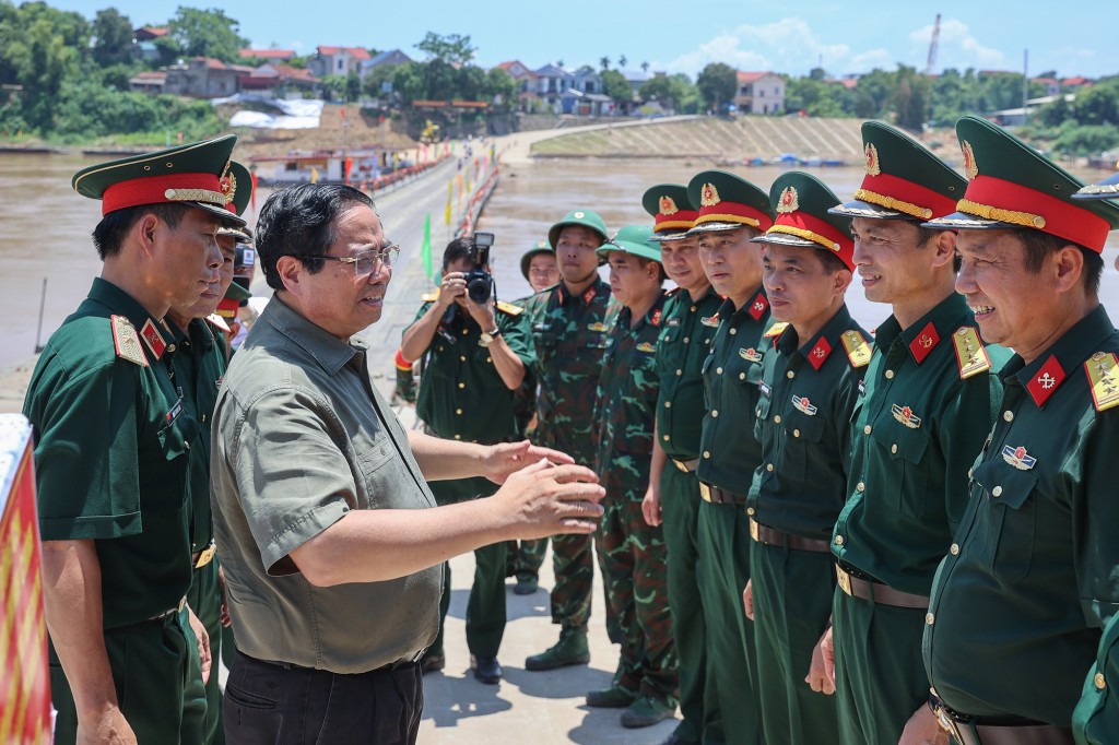 Thủ tướng động viên cán bộ, chiến sĩ Lữ đoàn 249, Binh chủng Công binh (Bộ Quốc phòng) – đơn vị đang đảm nhiệm vận hành cầu phao Phong Châu - Ảnh: VGP/Nhật Bắc